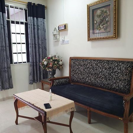 Auni & Auji Homestay Kemaman Chukai Екстериор снимка